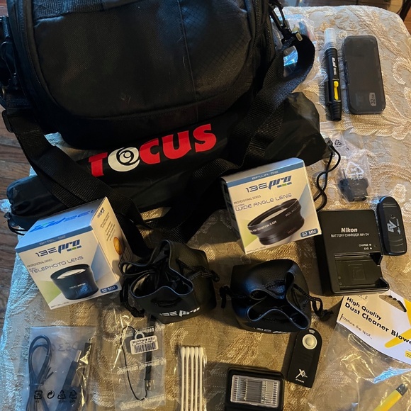 Nikon Red Camera W/ AF-S Nikkor 10-55MM 1:3.5-5.6GII, 70-300MM & MANY EXTRAS!!!! - Picture 4 of 16